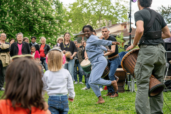 En avril, la première édition du festival Aux rythmes du monde, idée du budget participatif 2023, a été organisée au parc de la Commune-de-Paris (c) Alexandre Boissot